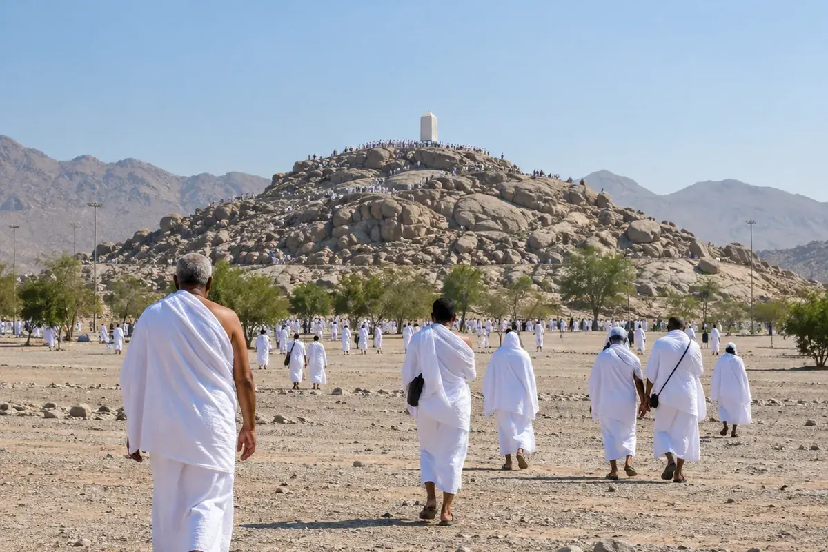 حجاج بملابس الإحرام يتجهون إلى جبل الرحمة في مشعر عرفات خلال يوم عرفة